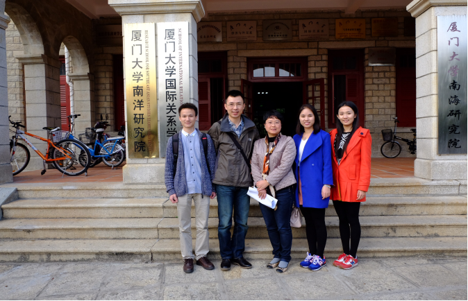 调研小组与赴厦门大学国际关系学院、南洋研究院副院长施雪琴教授合影